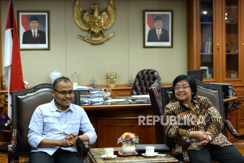 Menteri Kehutanan dan Lingkungan Hidup Siti Nurbaya Bakar (kanan) berdiskusi bersama Pemred Harian Republika Irfan Djunaidi saat bertemu di Kementerian Kehutanan dan Lingkungan Hidup, Jakarta, Jumat (12/1).