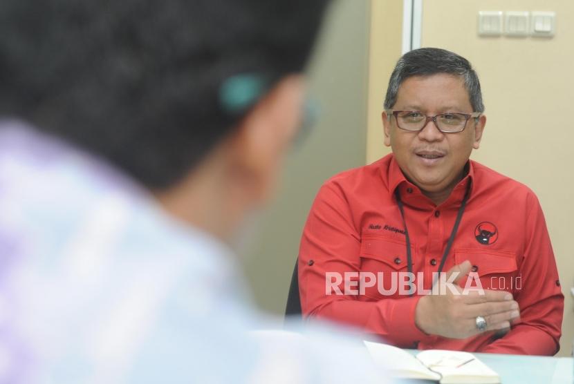 Kunjungan PDIP. Sekertaris Jendral PDIP Hasto Kristiyanto memberikan penjelasan saat melakukan kunjungan ke kantor Harian Republika, Jakarta, Senin (8/1).