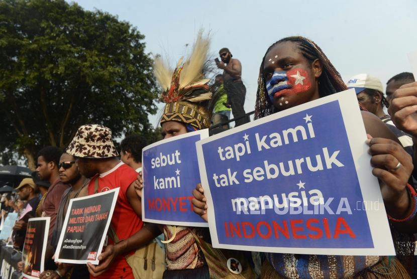 Sejumlah massa Aksi Kamisan dan Mahasiswa Papua Anti Rasisme, Kapitalisme, Kolonialisme dan Militerisme menggelar unjuk rasa di Jalan Merdeka Utara, Jakarta, Kamis (22/8).