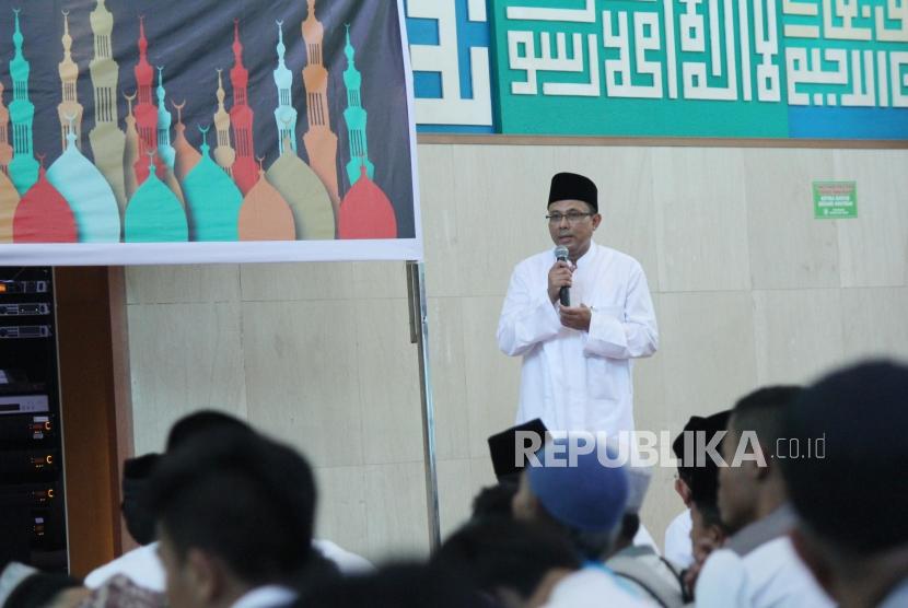 Dirut Biofarma Rahman Roestan memberikan sambutan pada acara Biofarma Peduli Berbagi Kebahagiaan Ramadhan di Masjid An-Nuur Bio Farma, Kota Bandung, Kamis (31/5).