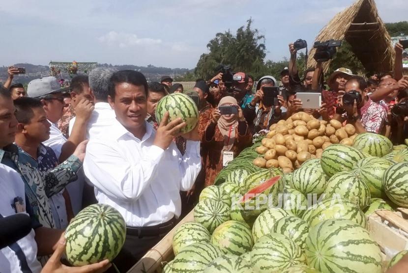 Menteri Pertanian (Mentan), Amran Sulaiman tengah meninjau tanaman holtikultura di Balai Tanaman dan Sayuran (Balitsa) Lembang, Kabupaten Bandung Barat, Kamis (20/9).