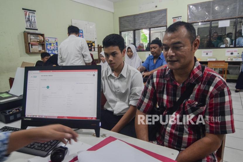 Pendaftaran PPDB online SMA.Sejumlah orang tua dan Calon Siswa mendaftar Penerimaan Peserta Didik Baru (PPDB) 2019 tingkat SMA-SMK di SMAN 2 Bekasi, Jawa Barat, Senin (17/6).