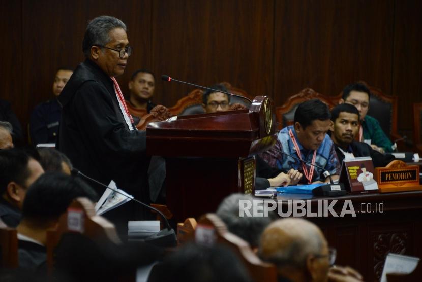 Tim Kuasa Hukum Joko Widodo-Ma'ruf Amin, Luhut Pangaribuan memberikan keterangan saat sidang lanjutan Perselisihan Hasil Pemilihan Umum (PHPU) Pemilihan Presiden (Pilpres) 2019 di Gedung Mahkamah Konstitusi, Jakarta, Selasa (18/6).