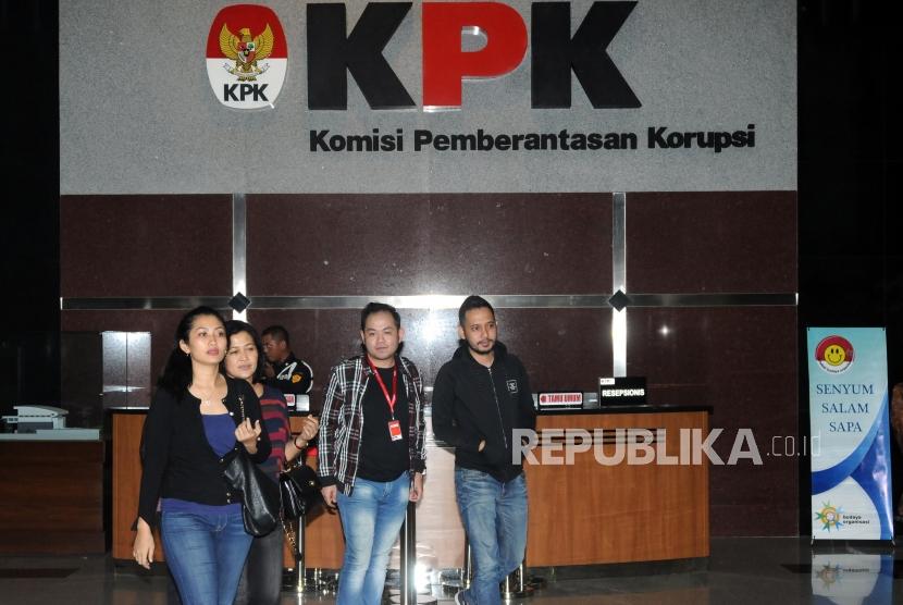 Keluarga pengacara Fredrich Yunadi berjalan di Gedung KPK, Jakarta, Sabtu (13/1).
