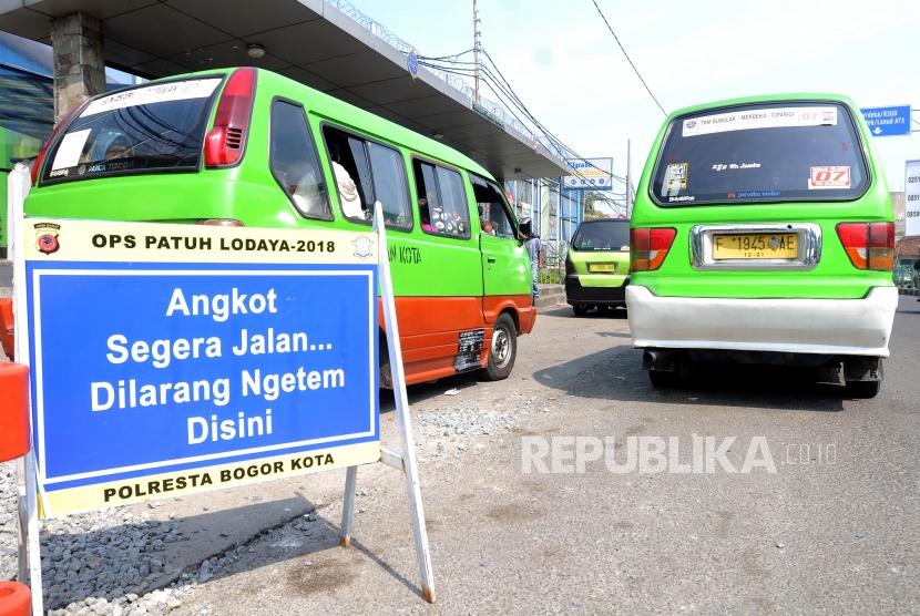 (Ilustrasi) Sejumlah angkutan kota (angkot) menunggu penumpang di depan Stasiun Bogor, Kota Bogor, Jawa Barat.