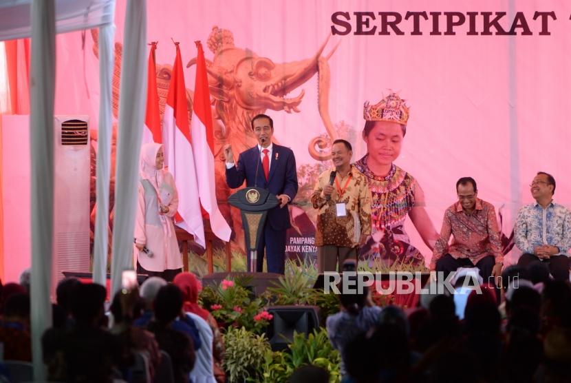 Penyerahan Sertipikat Tanah. Presiden Joko Widodo memberikan sambutan usai menyerahkan Sertipikat Tanah Untuk Rakyat di Samarinda, Kalimantan Timur, Kamis (25/10).