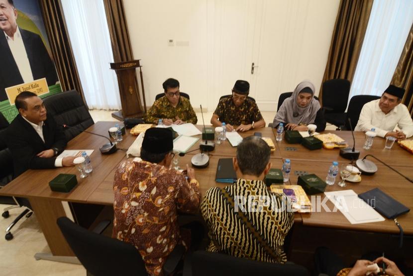 Rapat Pengurus DMI. Wakil Ketua Umum Dewan Masjid Indonesia (DMI) Komjen Pol Syafruddin (tengah) saat memimpin rapat di kantor pusat DMI di Jakarta Pusat, Rabu (10/7).