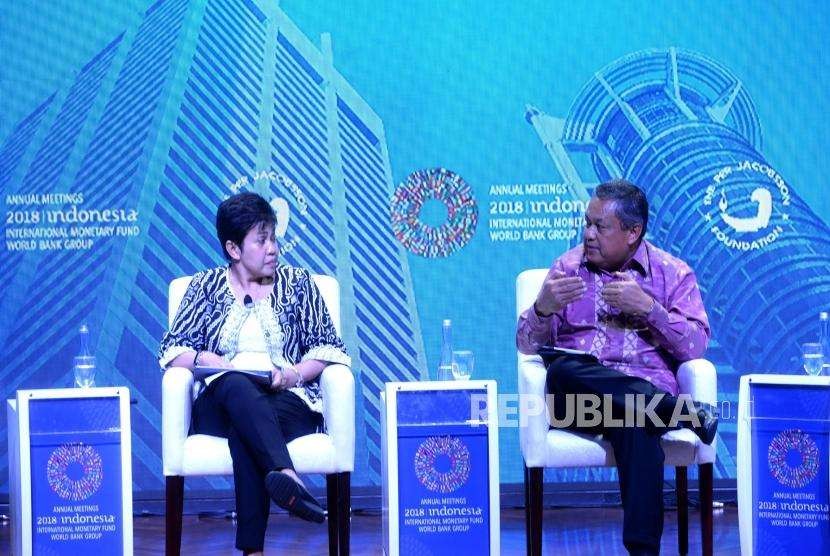 Direktur IMF Christine Lagarde (keenam kiri bawah) dan Menteri Keuangan Sri Mulyani Indrawati (keenam kanan bawah) bersama gubernur bank sentral dari 189 negara mengikuti sesi foto bersama dalam rangkaian Pertemuan Tahunan IMF - World Bank Group 2018 di Nusa Dua, Bali, Sabtu (13/10). 