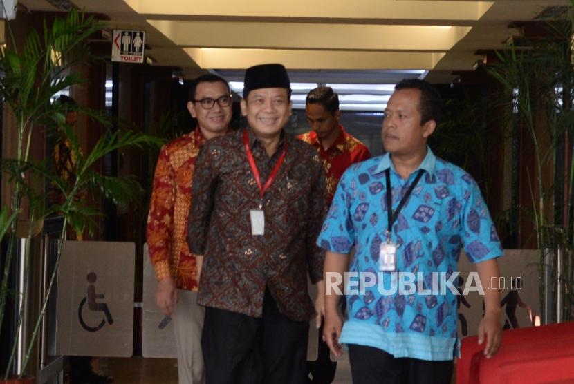 Wakil Ketua DPR RI, Taufik Kurniawan bersiap menjalani pemeriksaan seusai salat jumat di Komisi Pemberantasan Korupsi (KPK), Jakarta, Jumat (11/2).