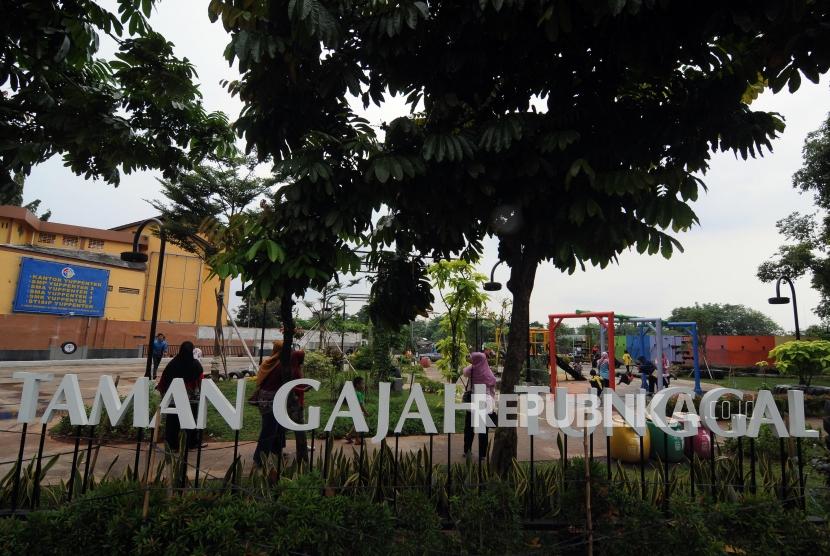 Taman Gajah Tunggal. Warga bermain di Taman Gajah Tunggal, Cikokol, Tangerang, Selasa (14/11).