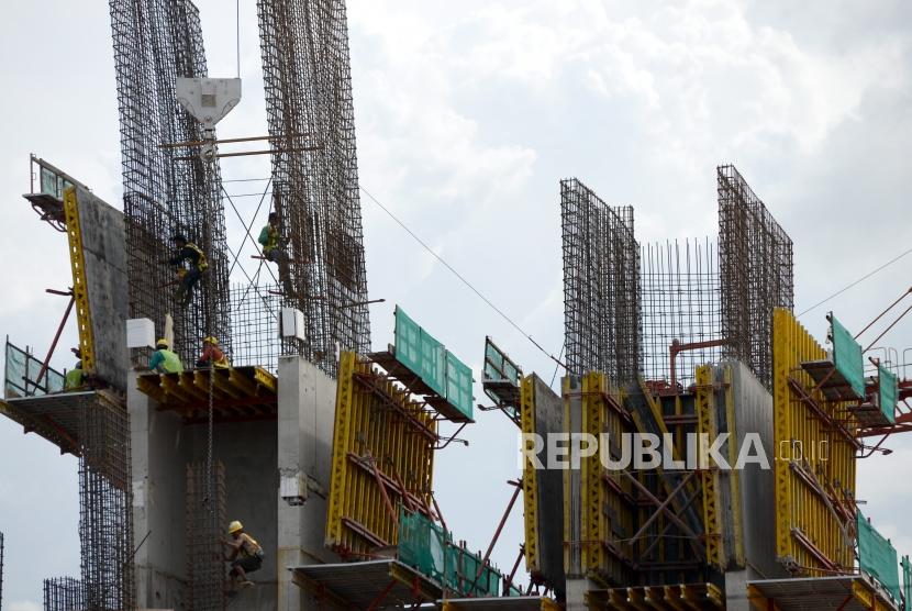 Anggaran Proyek Infrastruktur. Pekerja menyelesaikan proyek rumah susun di Jakarta, Kamis (23/11).