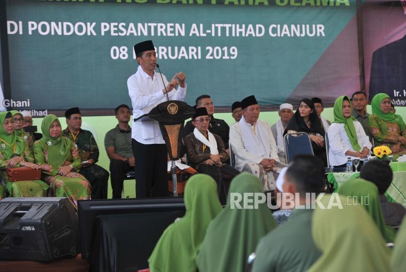 Presiden Joko Widodo memberikan sambutannya saat menghadiri acara silaturahmi dengan Muslimat NU di Pondok Pesantren Al-Ittihad, Cianjur, Jumat (8/2).