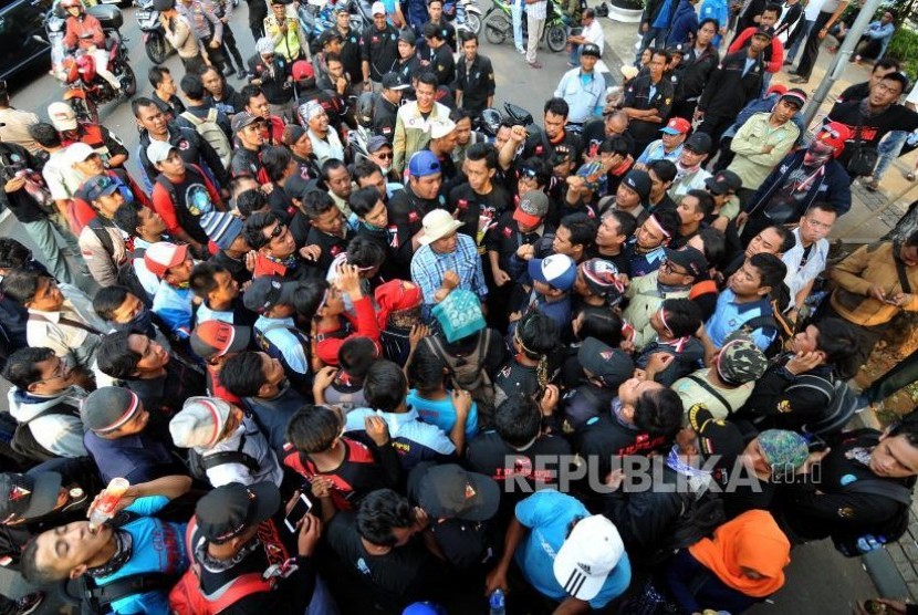 Demo Buruh. Sejumlah massa yang tergabung dalam koalisi buruh melakukan unjuk rasa di depan Balai Kota DKI Jakarta, Selasa (31/10).