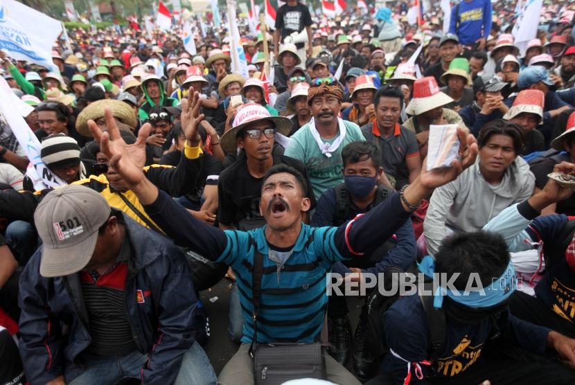 Ribuan nelayan yang tergabung dalam Aliansi Nelayan Indonesia (ANNI) melakukan aksi unjuk rasa di depan Gedung Istana Kepresidenan, Jakarta, Rabu (17/1).