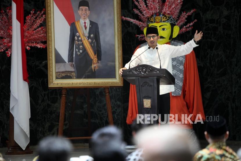 Wakil Gubernur DKI Jakarta Sandiaga Salahuddin Uno memberikan sambutan saat acara berbuka puasa bersama di Balai Kota, Jakarta, Senin (4/6).