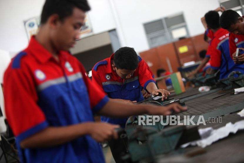 Sejumlah siswa Sekolah Menengah Kejuruan (SMK) melakukan praktik mesin di SMK Negeri 1 Jakarta.