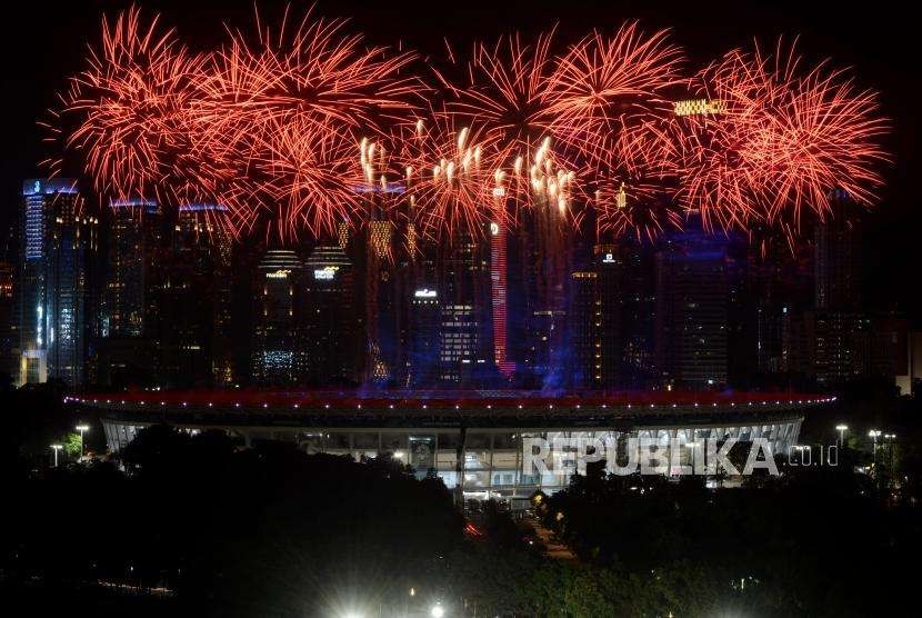 Suasana Stadion Gelora Bung Karno saat dinyalakan kembang api pada pembukaan Asian Games 2018 di Jakarta, Sabtu (18/8).