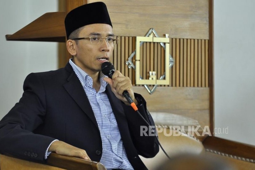 Tausiyah TGB Di Polban
Gubernur Nusa Tenggara Barat TGH M Zainul Majdi memberikan tausiyahnya di Masjid Lukman Nul Hakim Politeknik Negeri Bandung, Jalan Gegerkalong Hilir, Kecamatan Parongpong, Kabupaten Bandung Barat, Senin (5/6). Dalam tausiyahnya TGH M Zainul Majdi menyampaikan tentang Profesionalitas dalam Alquran dan Hadist. Foto: Mahmud Muhyidin