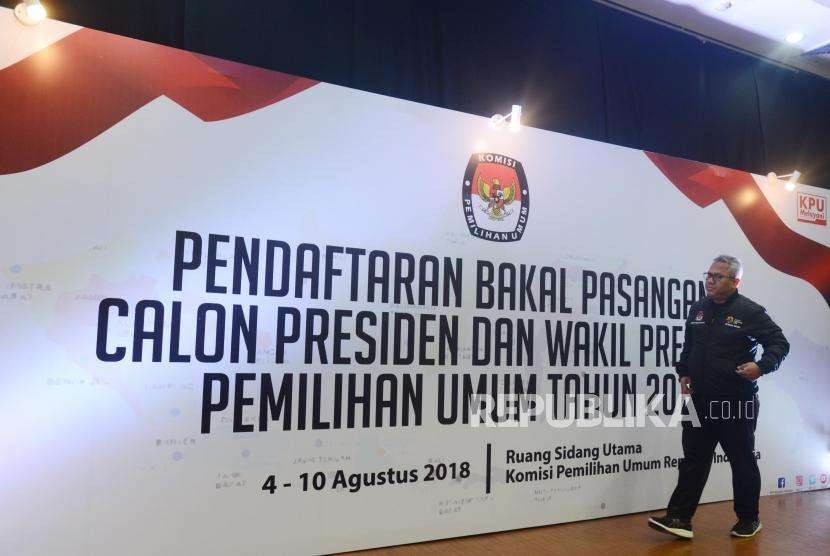 Ketua KPU Arief Budiman meninjau hari pertama pendaftaran bakal calon presiden dan wakil presiden pada Pemilu Presiden (Pilpres) 2019 di Kantor KPU, Jakarta, Sabtu (4/8).