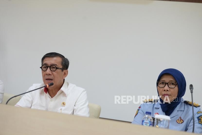 Evaluasi Kasus Lapas Sukamiskin. Menteri Hukum dan HAM Yasonna Laoly memberikan konferensi pers di Kemekumham, Jakarta, Senin (23/7).