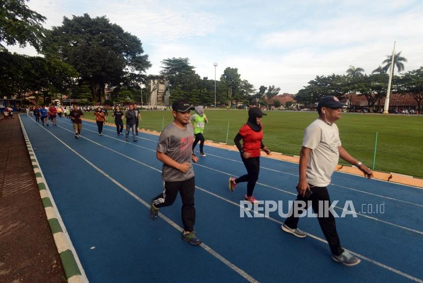 Warga saat berolahraga di lintasan lari Lapangan Sempur, Kota Bogor, Jawa Barat, Senin (12/11).