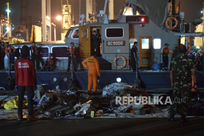 Joint team of National Search and Rescue Agency (Basarnas), Indonesian Red Cross (PMI), and National Police evacuate debris of Lion Air JT 610 that crashed into Tanjung Karawang waters, at Tanjung Priok Port, Jakarta, Monday (Oct 29).