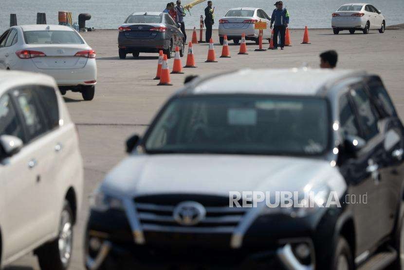 Mobil bermerek toyota yang akan ekspor bersiap menaiiki kapal saat berlangsungnya acara  Ralisasi 1 Juta Unit Ekspor CBU di Tanjung Priok Car Terminal Jakarta, Rabu (5/9). 