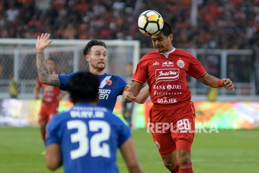 Penyerang Persija Jakarta Bambang Pamungkas (kanan).