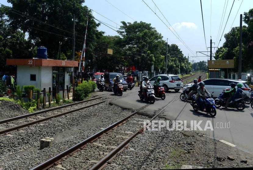 PT KAI Daop 8 Surabaya mengimbau masyarakat untuk berhati-hati mematuhi peraturan lalu lintas ketika melintas di perlintasan sebidang. Hal ini ditegaskan guna menghindari terjadinya kecelakaan lalulintas di jalur perlintasan kereta. 
