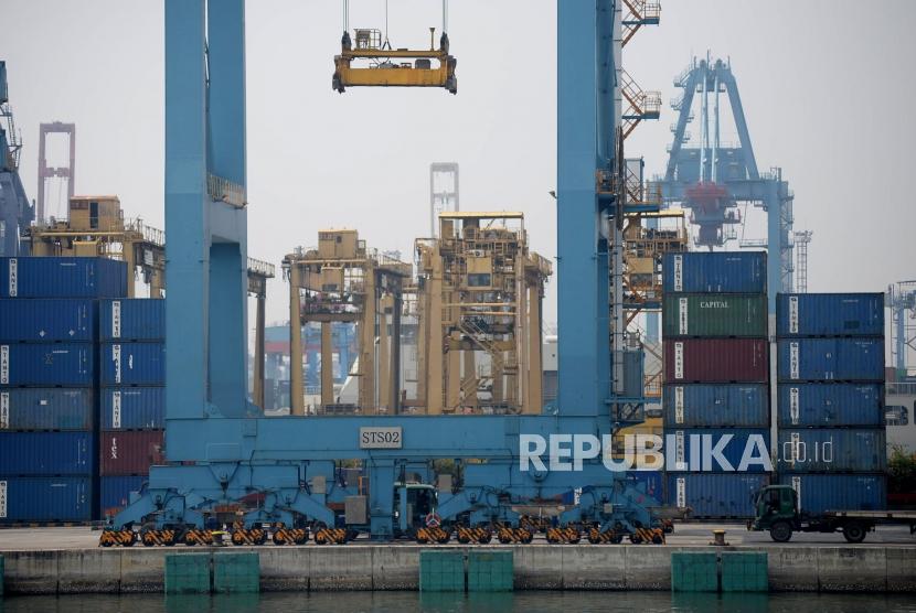 Aktivitas bongkar muat peti kemas di Pelabuhan Tanjung Priok, Jakarta, Senin (24/6).