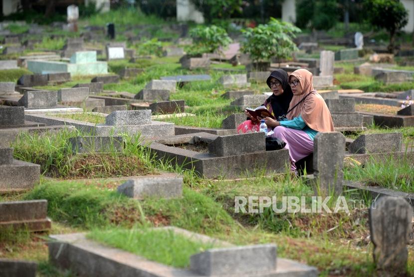  Warga berziarah kubur di TPU Menteng Pulo, Jakarta, Jumat (3/4/2019). Muslim yang saleh selalu mengingat mati.