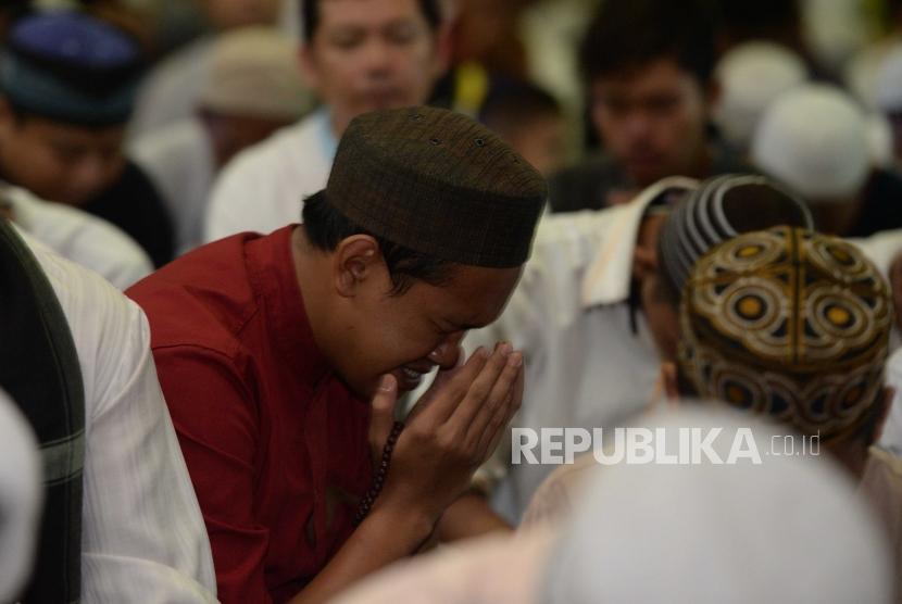 Jamaah  menangis saat mengikuti Dzikir Nasional di Masjid At-tin   Jakarta, Senin (31/12).