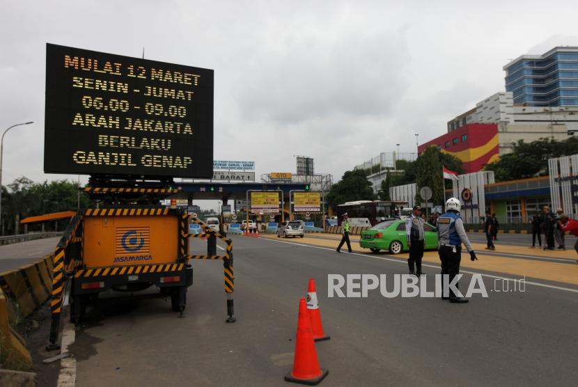 Kendaraan mobil dengan nomor polisi ganjil memutar balik saat hari pertama pemberlakuan sistem ganjil genap di Gerbang Tol Bekasi Barat 1, Bekasi, Jawa Barat, Senin (12/3).