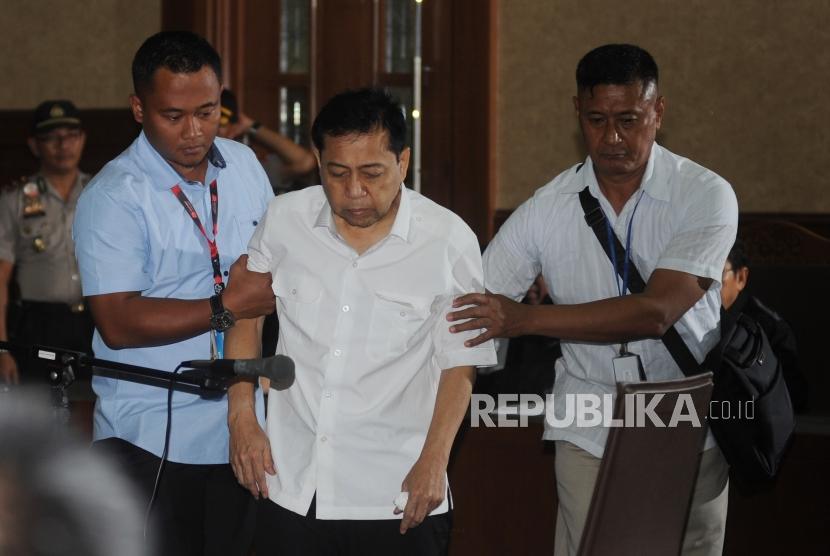 Terdakwa kasus dugaan korupsi KTP elektronik Setya Novanto (Tengah) memasuki ruangan pada sidang perdana  di gedung Pengadilan Tipikor Jakarta, Rabu (13/12).