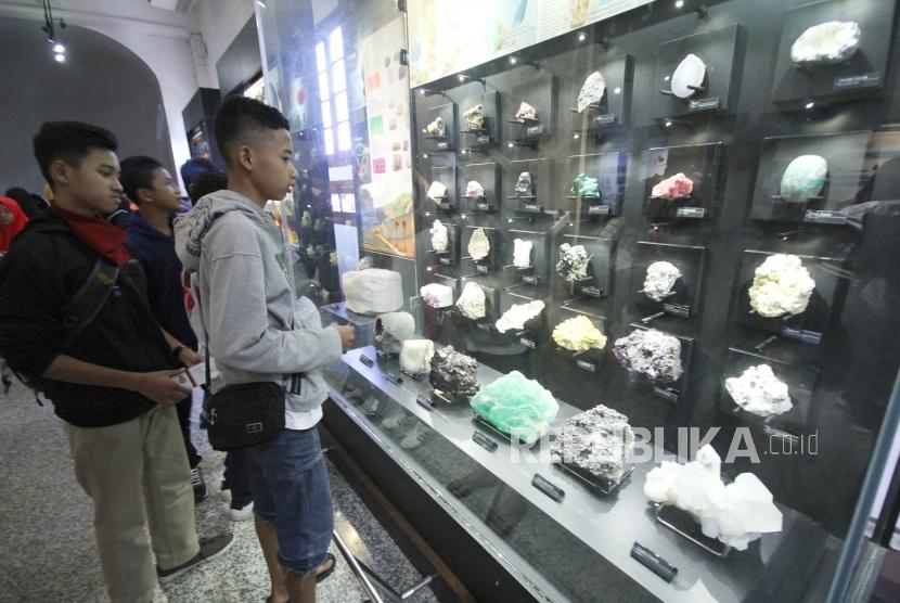 Pengunjung mengamati bermacam batuan di Museum Geologi Bandung, Jalan Diponegoro, Kota Bandung, Rabu (14/3).