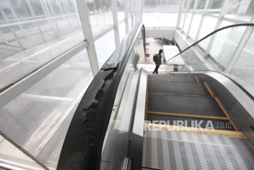 Konidisi eskalator yang tidak berfungsi di Terminal Manggarai, Jakarta, Ahad (8/4).