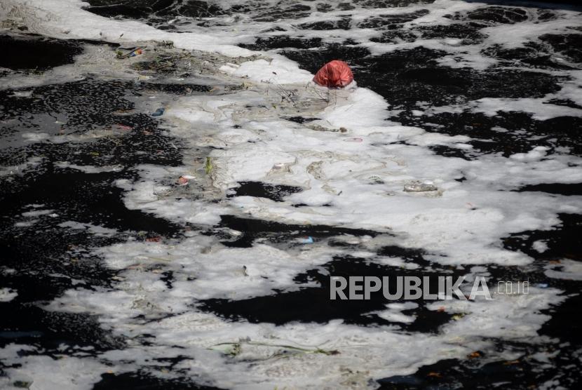 Titik aliran sungai Ciliwung di Kedung Halang, Kota Bogor, tercemari oleh limbah yang menimbulkan buih dan busa (ilustrasi).