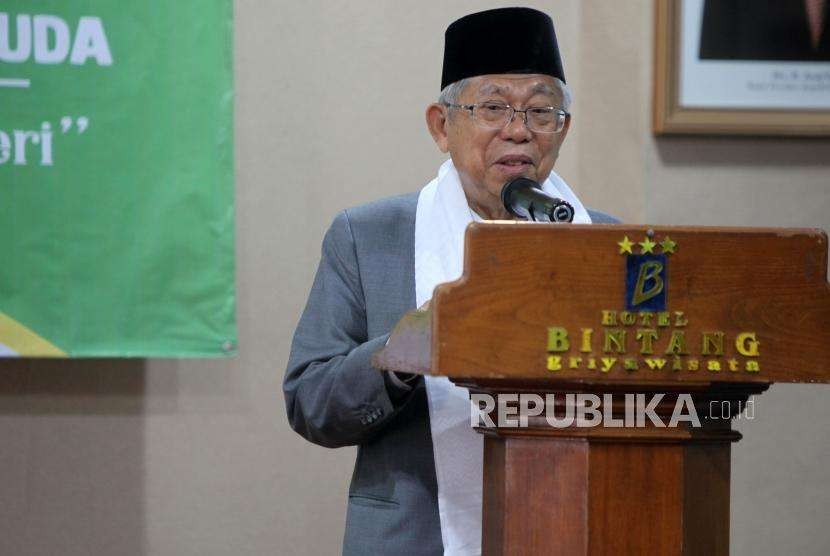 Cawapres nomor urut 01 Ma'ruf Amin memberikan sambutan saat menghadiri penutupan Rapat Pimpinan Nasional (Rapimnas) Pimpinan Pusat Ikatan Pelajar Putri Nahdlatul Ulama (PP IPPNU) di Jakarta, Ahad (7/10).