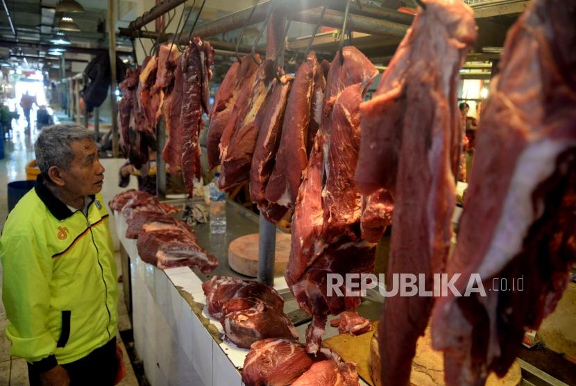 Pedagang daging melayani pembeli di los daging sapi Pasar Senen, Jakarta, Senin (16/9).
