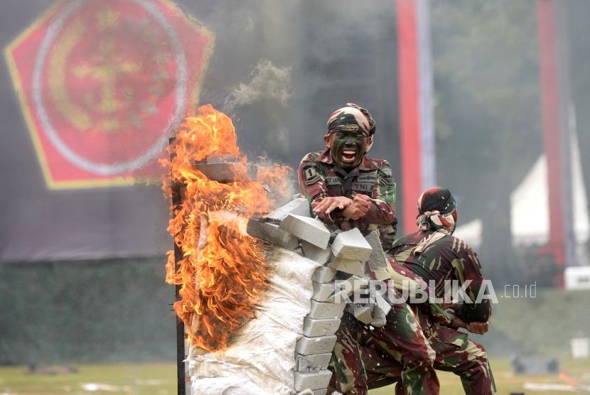 Personel Komandu Pasukan Khusus (Kopassus) menunjukkan demo keahlian dalam perayaan HUT ke-67 Kopassus di Mako Kopassus, Cijantung, Jakarta pada 2017 (ilustrasi).