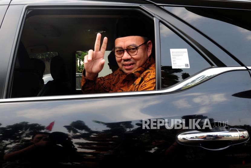 Calon Gubernur Jawa Tengah Sudirman Said (kanan) menaiki mobil usai melakukan pertemuan tertutup dengan Presiden PKS Sohibul Iman di Kantor DPP PKS, Pasar Minggu, Jakarta, Senin (2/7).