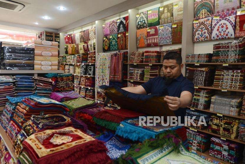 Calon pembeli memilih salah satu produk sajadah yang dijual di Bursa Sajadah, Jakarta, Selasa (7/8).