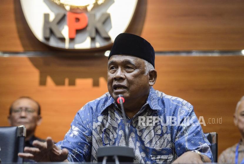 Mantan pimpinan KPK, Taufiqurrahman Ruki. Ketua KPK pertama Ruki menyindir motif Gufron hanya ingin memperpanjang masa jabatan.
