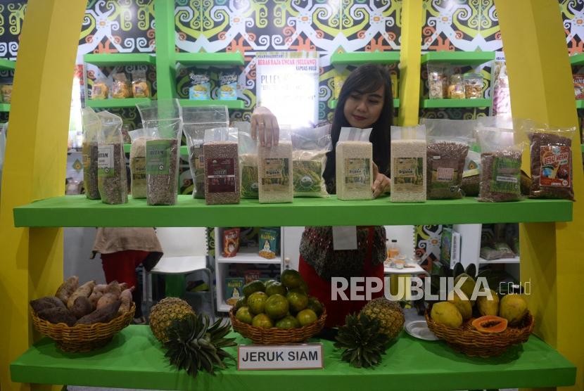 Penjaga stand menata produk yang dipamerkan dalam acara Indonesia Halal Expo (ilustrasi)