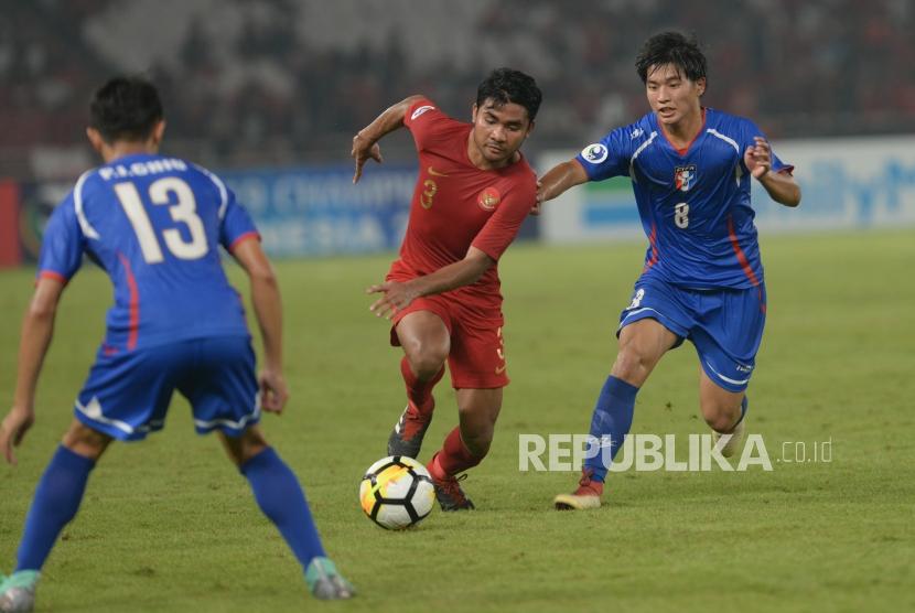 Pesepak Bola Indonesia Asnawi   mencoba melewati pesepak bola Taiwan We yen Shu  dalam pertandingan grup a Piala AFC U-19 di Stadion Utama Gelora Bung Karno, Jakarta, Kamis (18/10).