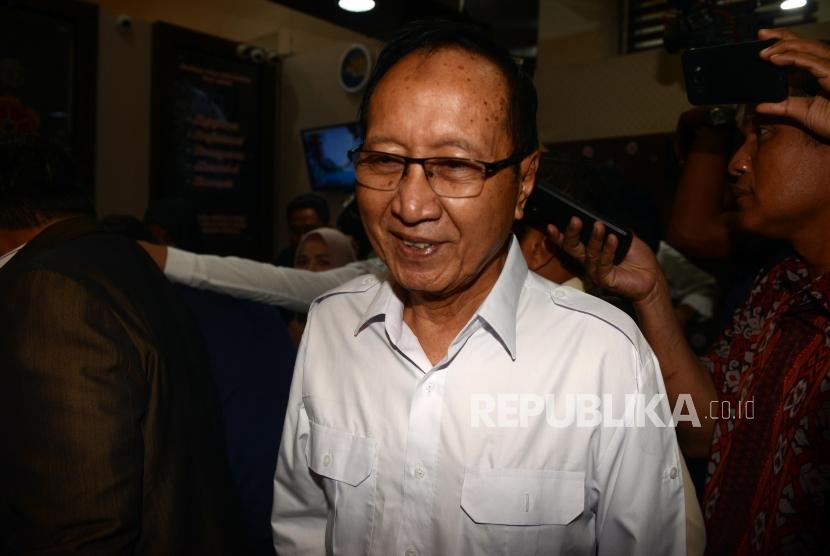 Mantan Kapolda Metro Jaya Komjen (Purn) Muhammad Sofyan Jacob saat tiba untuk pemeriksaan di Ditreskrimum Polda Metro Jaya, Jakarta,  Senin (17/6).