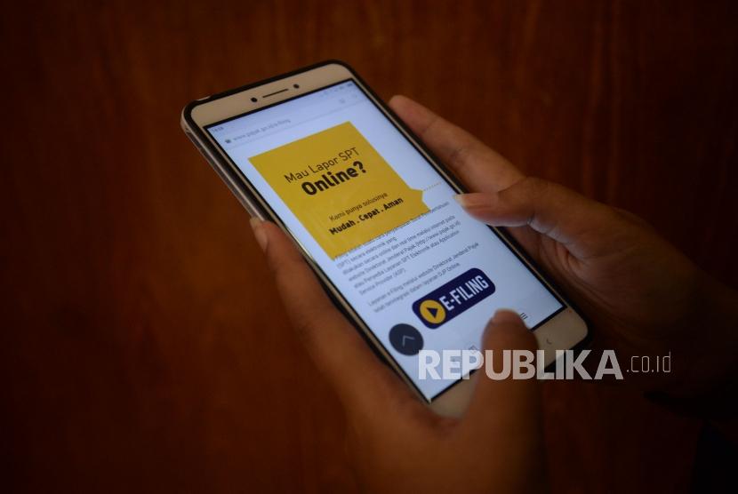 Seorang wajib pajak mencari informasi mengenai pengisian SPT secara online di Jakarta, Jumat (9/3).