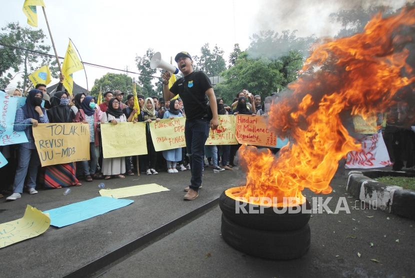 Puluhan mahasiswa yang tergabung dalam Pergerakan Mahasiswa Islam Indonesia (PMII) menggelar aksi menolak revisi UU MD3, di depan Gedung DPRD Jawa Barat, Kota Bandung, Rabu (28/2).