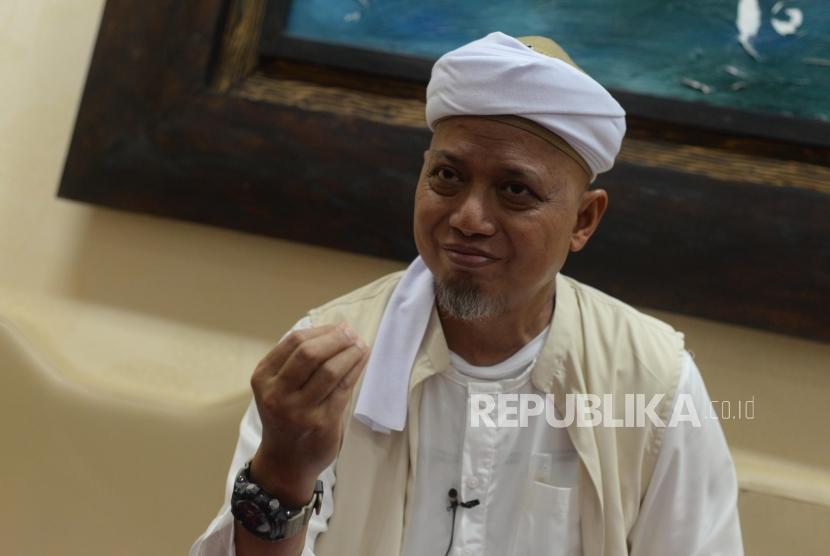 Ustaz Arifin Ilham saat sesi wawancara  bersama Republika di  Bogor Jawa Barat, Selasa (18/12).