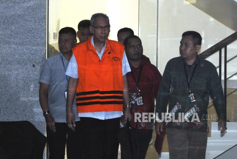 Doctor of Medika Permata Hijau hospital, Bimanesh Sutarjo, wears detainee vest after being examined at KPK office, Jakarta, on Friday (January 12).